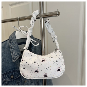 Détail de la bandoulière froncée et du motif ours mignon sur le sac blanc en toile