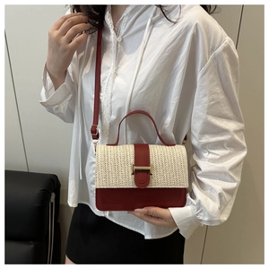 Dettagli in pelle bordeaux e tessuto intrecciato beige a contrasto sulla borsa a tracolla