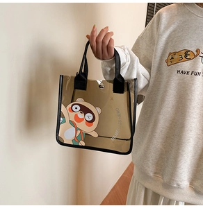 Détail du sac cabas en PVC transparent avec motif raton laveur et bouton pression métal