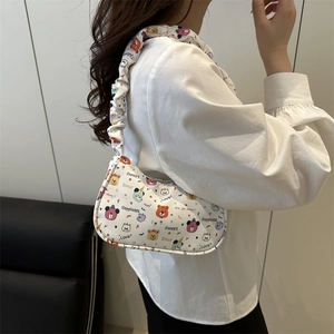 Sac à bandoulière froncé blanc avec motifs d'ours colorés et inscriptions décoratives