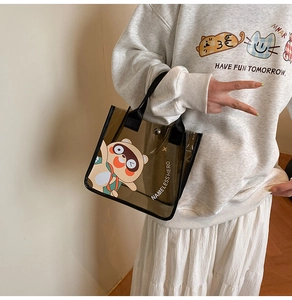 Gros plan du sac en PVC marron translucide avec un motif de raton laveur mignon