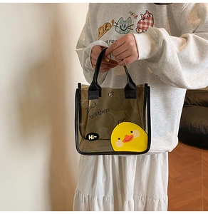 Vue détaillée du sac en PVC translucide gris fumé avec un motif de canard jaune mignon