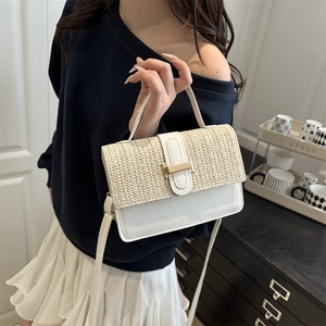 Borsa a tracolla chic con patta intrecciata e chiusura a girello dorata in stile estivo