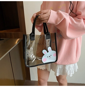 Détail du sac cabas en PVC gris fumé avec motif lapin et sangle noire robuste