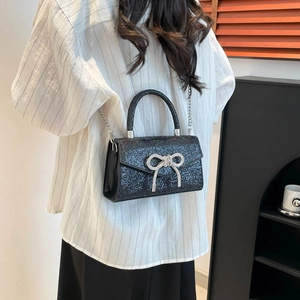 Sac à bandoulière tendance à paillettes noires avec nœud en strass et chaîne argent