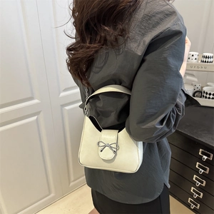 Sac demi-lune crème élégant avec boucle nœud argenté et bandoulière chaîne métal