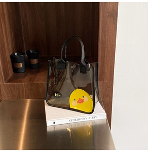 Détail du sac cabas en PVC gris fumé translucide avec imprimé canard jaune mignon