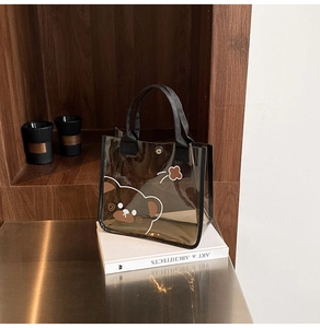 Gros plan d'un sac cabas en PVC marron transparent avec imprimé ours minimaliste