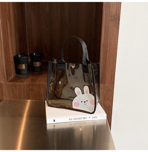 Détail du sac cabas en PVC marron translucide avec motif lapin blanc et boucle en métal