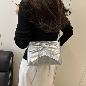 Sac à bandoulière argenté avec nœud chic et bandoulière en chaîne pour femme