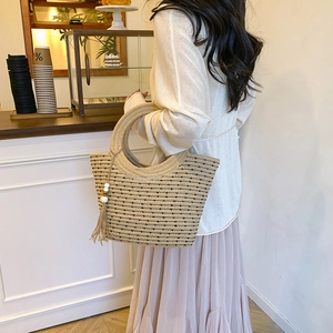 Secchiello minimalista in paglia intrecciata beige a pois neri con nappa in legno