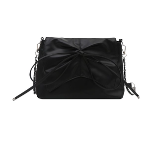 Sac à bandoulière noir chic avec nœud décoratif et détails de chaîne métallique