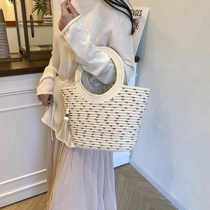 Borsa a secchiello intrecciata minimalista beige a pois marroni con nappa di legno