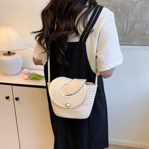 Sac seau tissé chic avec bouton perle et texture en paille en spirale pour femme