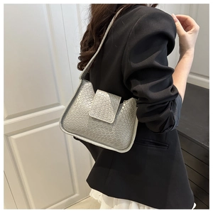 Sac sous le bras gris argenté à motif crocodile porté à l'épaule pour le style