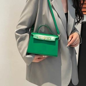 Borsa a mano a trapezio in pelle verde minimalista con chiusura in metallo dorato