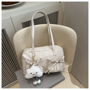 Vue détaillée du sac cabas blanc en nylon avec poches à nœuds et breloque nuage