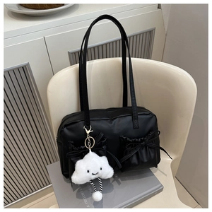 Détail d'un sac oreiller noir avec nœuds et pendentif peluche nuage blanc mignon
