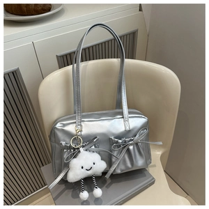 Sac à épaule argenté métallisé avec poches à nœuds et charm en peluche nuage