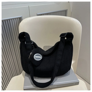 Détail du sac cabas en maille gaufre noire avec forme de lune et petit porte-monnaie