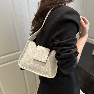 Sac à bandoulière beige minimaliste avec texture tissée pour femmes mode style 2025