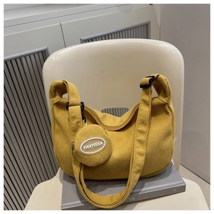 Détail du sac fourre-tout en velours côtelé jaune avec petit porte-monnaie assorti