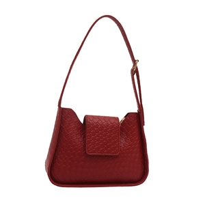 Sac à bandoulière en cuir tressé rouge avec sangle réglable et boucle dorée