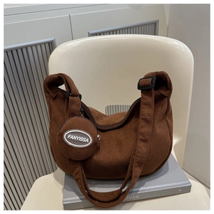 Détail du sac cabas en velours côtelé marron avec sa petite pochette ronde amovible