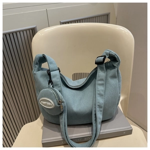 Détail du sac cabas gaufré bleu sarcelle avec bandoulière et mini pochette ronde assortie