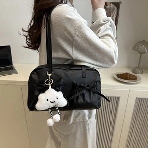 Sac à épaule noir chic avec nœuds et pendentif nuage en peluche pour femmes élégantes