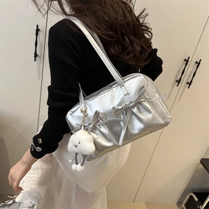 Sac à bandoulière argenté avec nœuds et pendentif peluche, style tendance femme