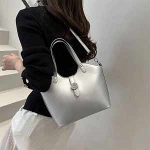 Silberne Bucket Bag mit Doppelgriffen und abnehmbarem Gurt für modische Damen