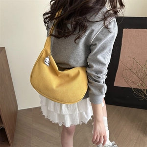 Sac bandoulière demi-lune en velours côtelé jaune avec charmant pendentif chiot blanc