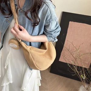 Sac fourre-tout croissant en velours côtelé beige avec un petit porte-monnaie assorti