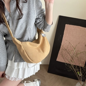Sac croissant en velours côtelé jaune pour femme avec un joli pendentif nuage