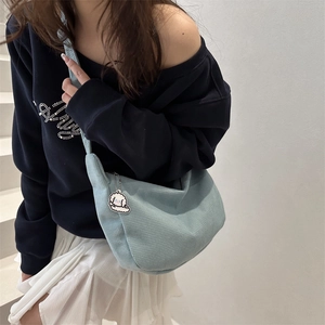 Sac bandoulière bleu clair à texture gaufrée avec pendentif chiot mignon