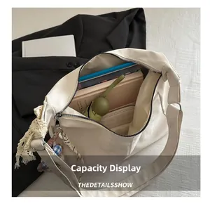 Grand sac fourre-tout beige montrant un intérieur spacieux avec livres et essentiels