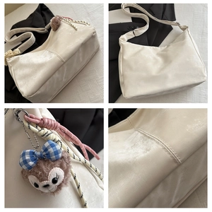 Détails du sac hobo crème en cuir avec bandoulière réglable et breloque en peluche
