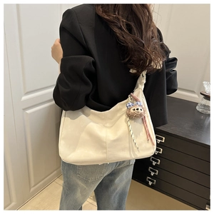 Grand sac fourre-tout blanc en similicuir avec ourson en peluche et coutures épurées