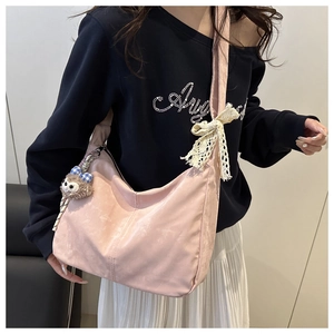 Sac hobo rose en forme de croissant avec nœud en dentelle et pendentif hibou
