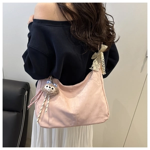 Sac hobo en daim rose avec breloque d'ours en peluche, ruban en dentelle et style vintage