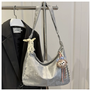 Détail du sac Hobo argenté métallisé avec silhouette incurvée et large bandoulière