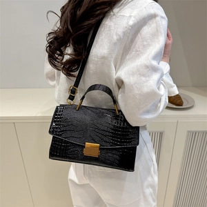 Sac à main élégant noir à motif crocodile avec fermoir doré et bandoulière réglable