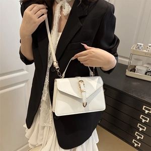 Sac à main blanc élégant avec boucle dorée et rabat enveloppe pour femmes chic