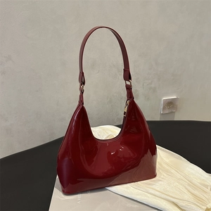 Glanzende bordeauxrode laklederen hobo tas met gouden rits en minimalistische halve maan