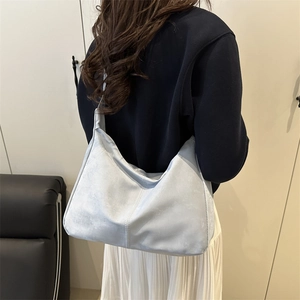 Grand sac hobo bleu-gris minimaliste pour femme montrant un effet drapé élégant