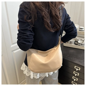 Détail de la bandoulière réglable sur un grand sac cabas en cuir PU beige pour hommes et femmes