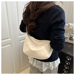 Gros plan d'un sac porté épaule en cuir beige avec l'inscription Fashion & Bags