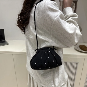 Borsa a tracolla chic nera a fiori con coulisse e design a pieghe vintage per donna
