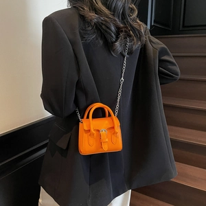 Petit sac carré orange avec chaîne argentée et boucle métallique élégante